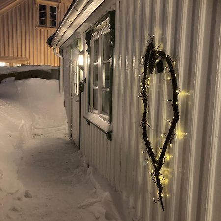 Idyllisk Lite Anneks Med Enestaende Uteplass Larvik Bagian luar foto