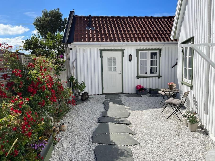 Idyllisk Lite Anneks Med Enestaende Uteplass Larvik Bagian luar foto