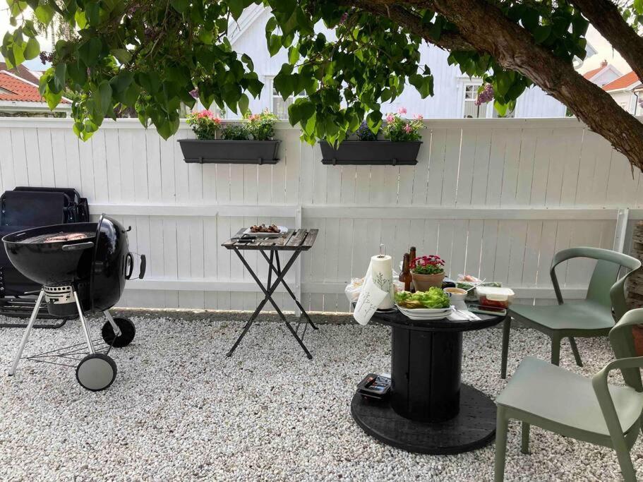 Idyllisk Lite Anneks Med Enestaende Uteplass Larvik Bagian luar foto