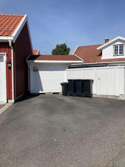 Idyllisk Lite Anneks Med Enestaende Uteplass Larvik Bagian luar foto
