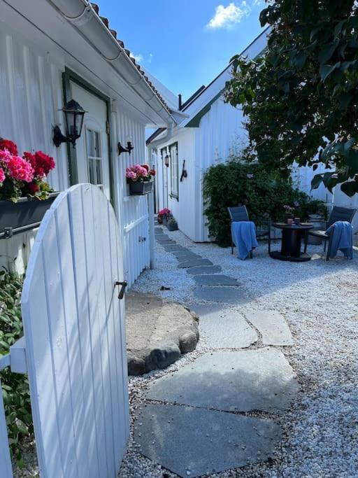 Idyllisk Lite Anneks Med Enestaende Uteplass Larvik Bagian luar foto