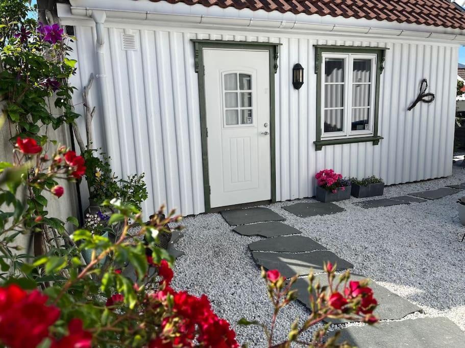 Idyllisk Lite Anneks Med Enestaende Uteplass Larvik Bagian luar foto