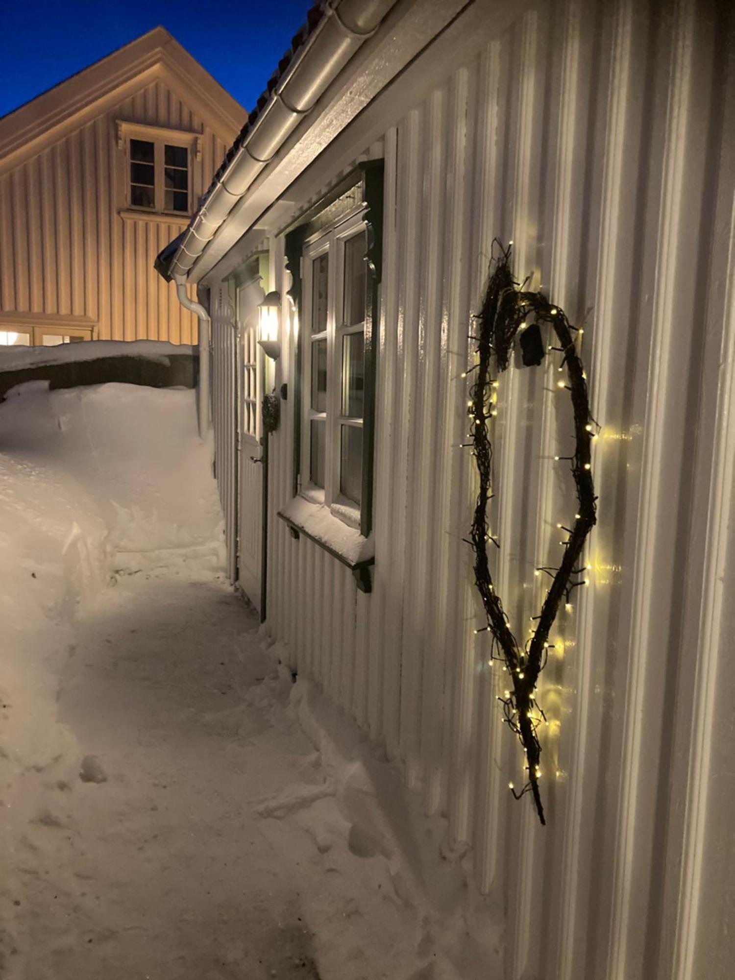 Idyllisk Lite Anneks Med Enestaende Uteplass Larvik Bagian luar foto
